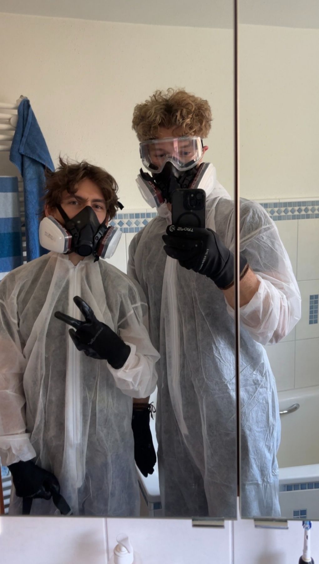 Moritz und Conrad bei einem Arbeitseinsatz mit Schutzkleidung